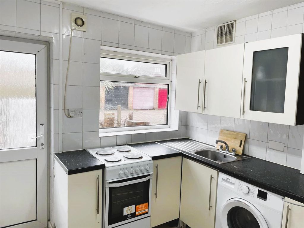 Property photo 3 of 7 Kitchen