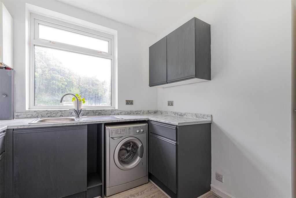 Property photo 3 of 10 Fairwood Road 101-4.Jpg