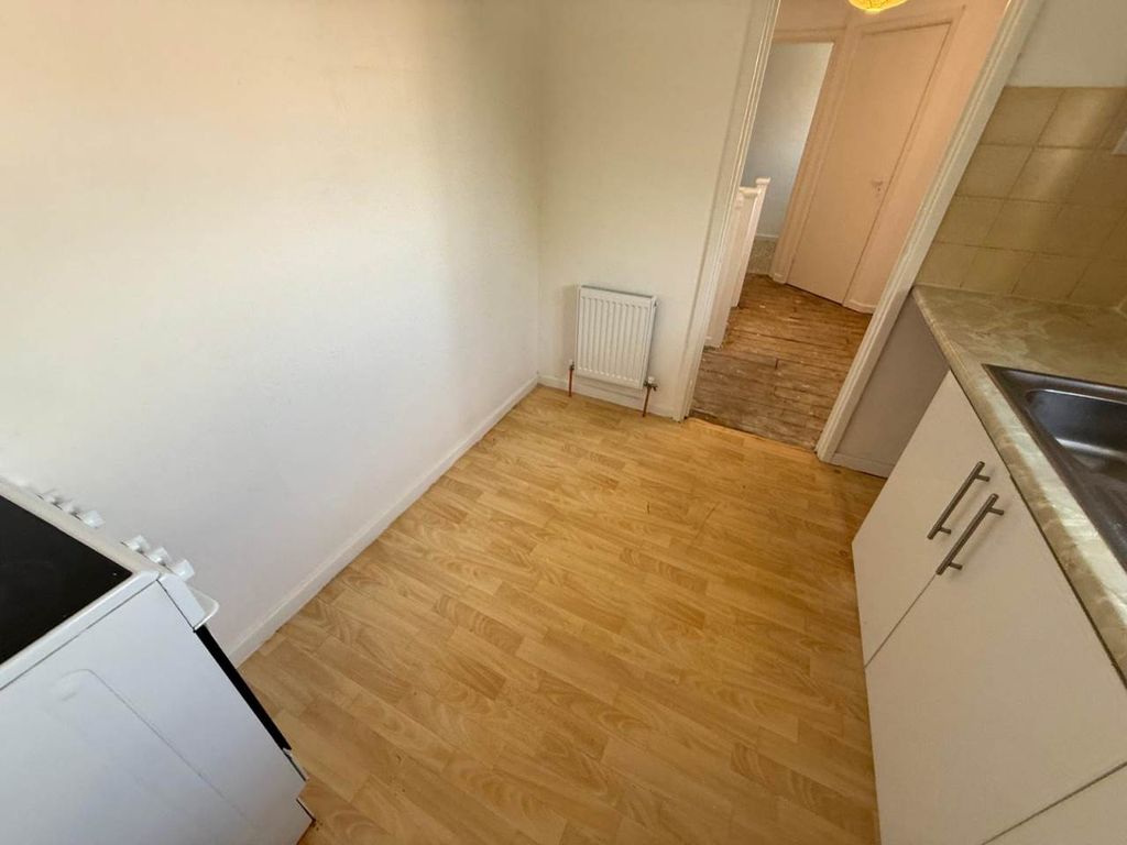 Property photo 3 of 10 Kitchen