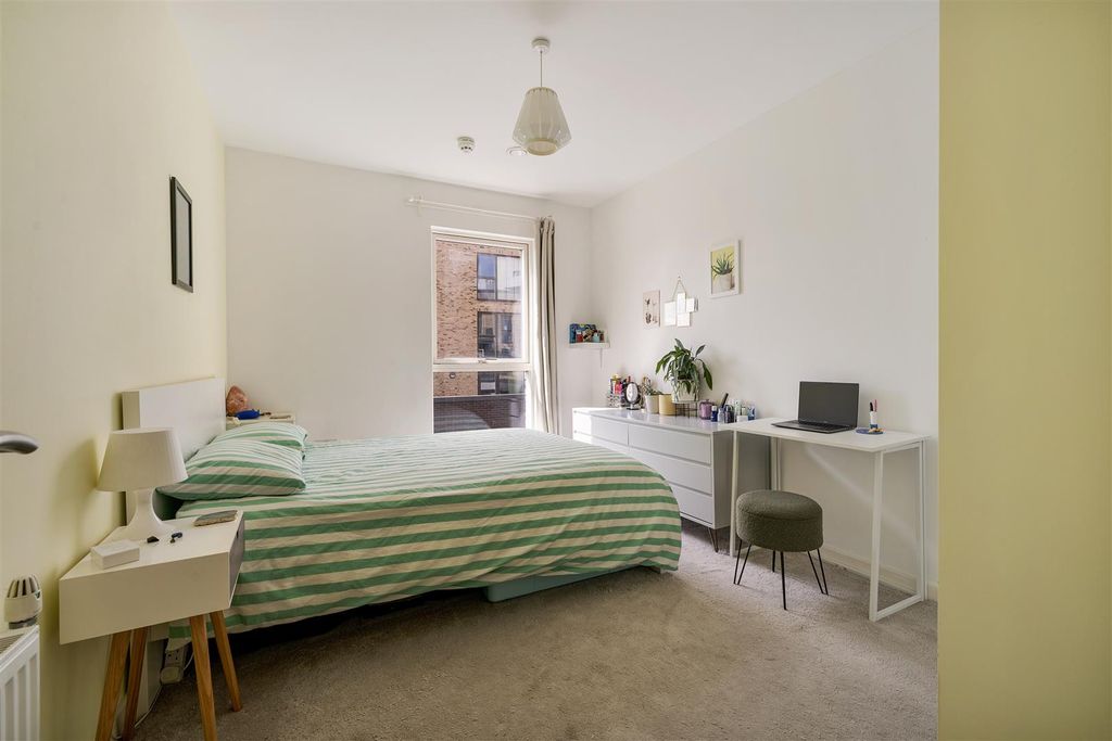 Property photo 3 of 21 Atkins Square E8 5
