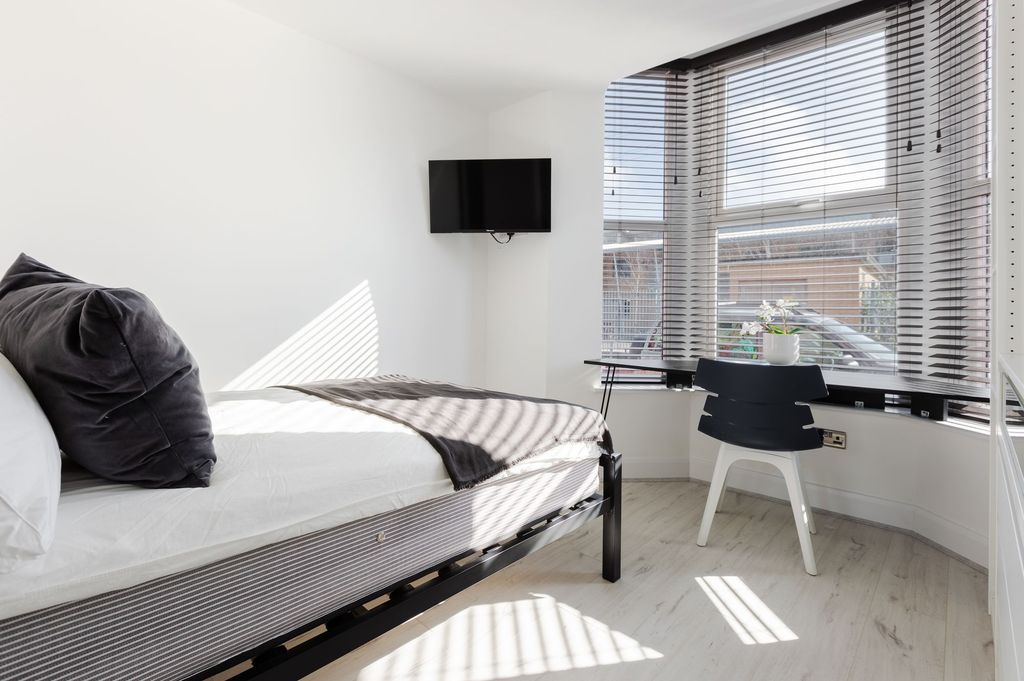 Property photo 2 of 4 Bright And Inviting Single Bedroom Featuring A Lar...