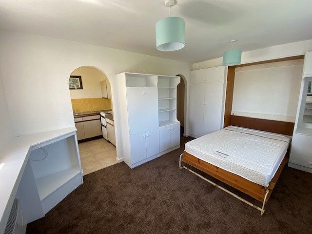 Property photo 2 of 7 Lounge/Bedroom