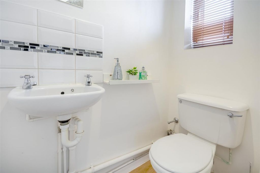 Property photo 3 of 26 Cloaks/WC