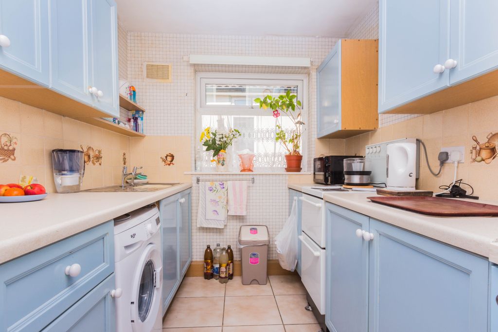 Property photo 2 of 7 Kitchen