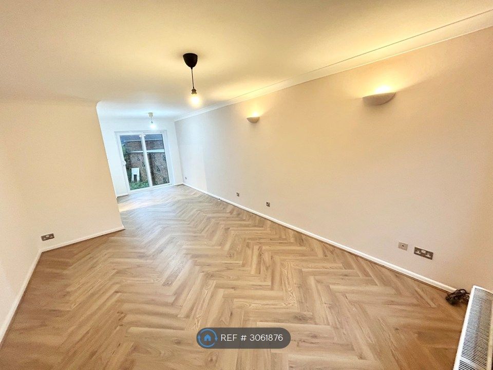 Property photo 2 of 20 Lounge (When Empty)