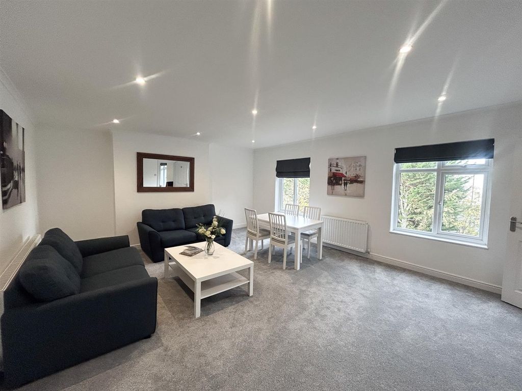 Property photo 3 of 7 Lounge