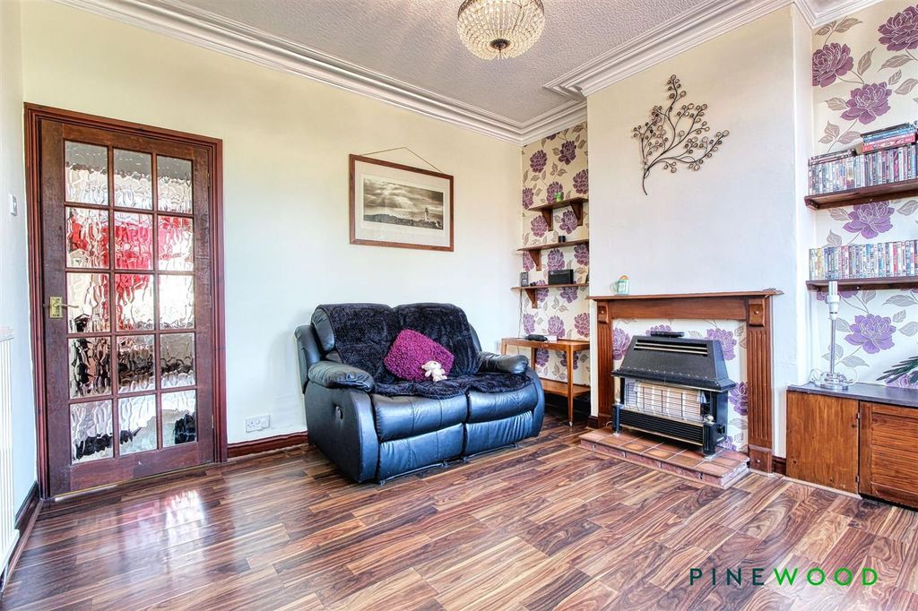 Property photo 3 of 18 Lounge