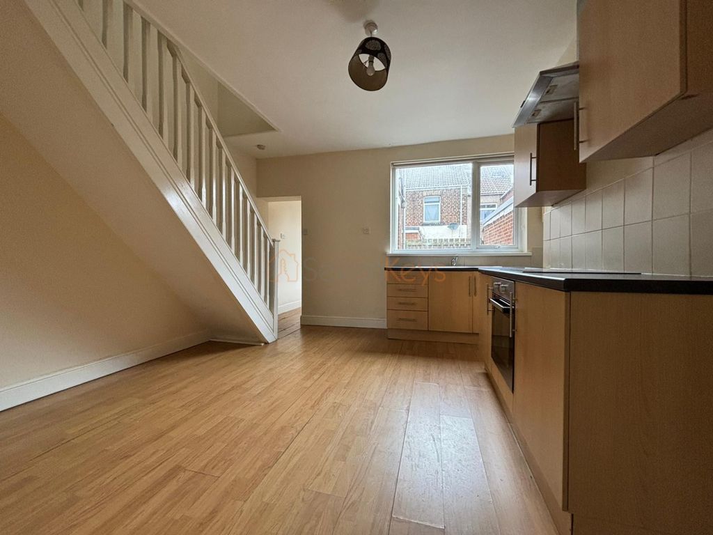 Property photo 1 of 9 Stratton Street Kitchen