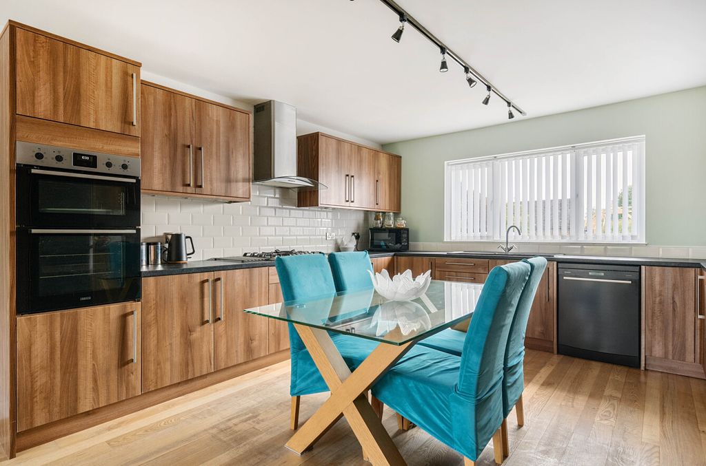 Property photo 2 of 22 129846738682F07B63B729Arw