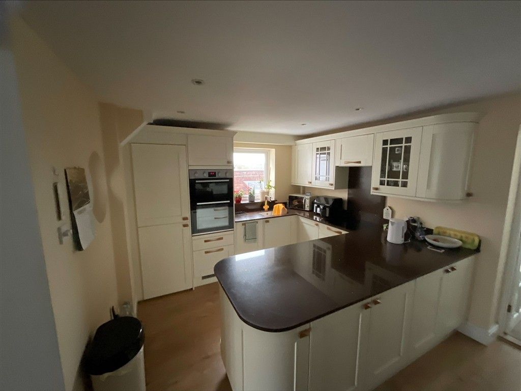 Property photo 3 of 9 Kitchen