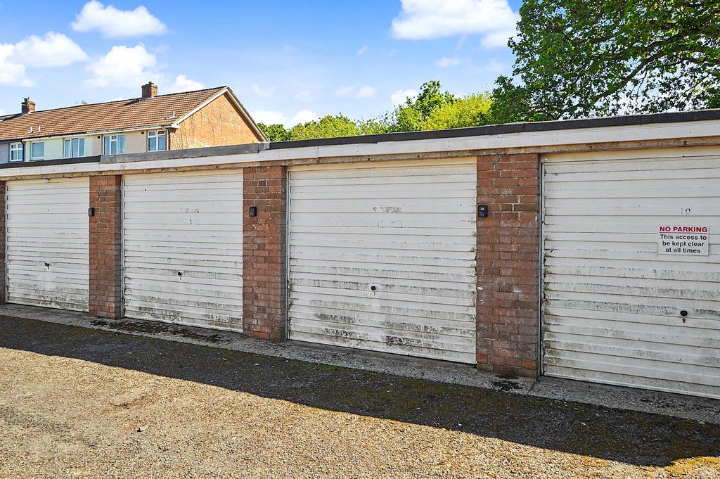 Property photo 1 of 1 Garage