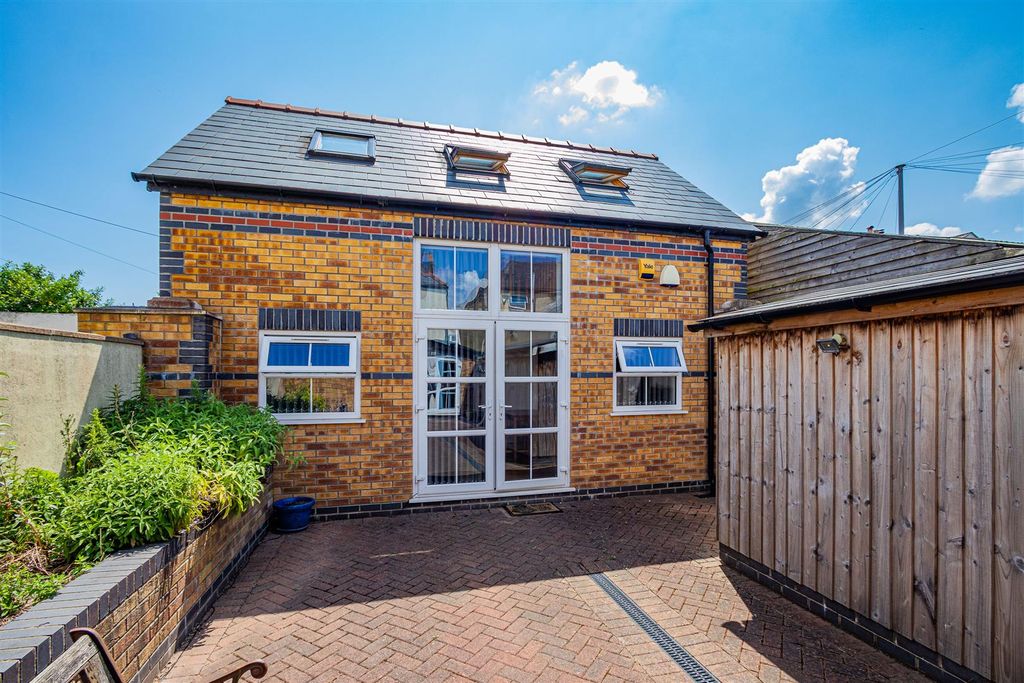 Property photo 1 of 12 Richards Terrace 36 Studio (7 Of 14).Jpg