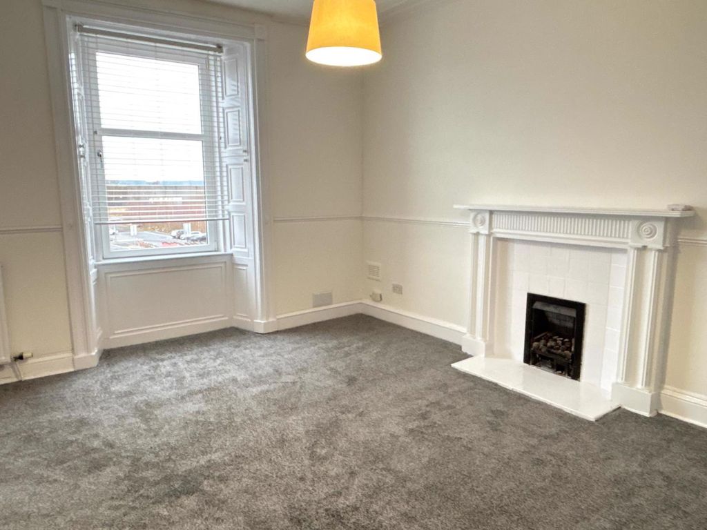 Property photo 3 of 11 Lounge