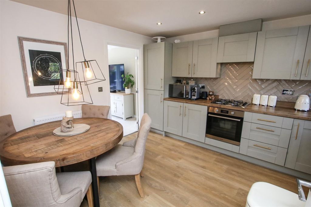 Property photo 3 of 20 Dining Kitchen