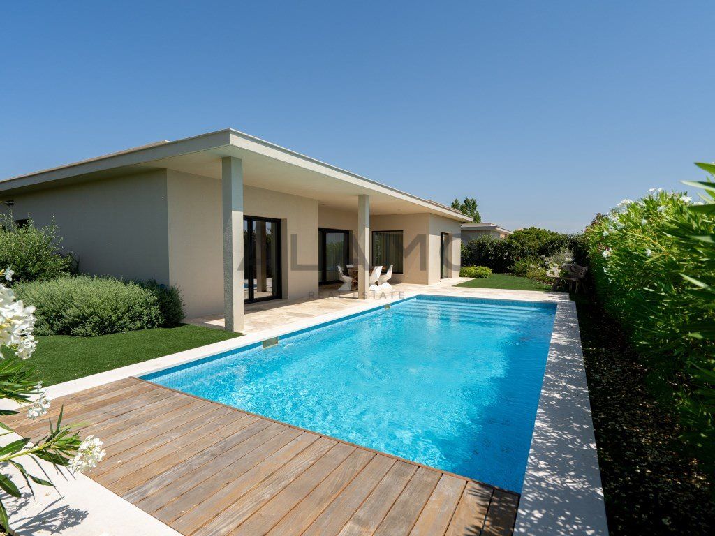 Property photo 1 of 27 Villa With Swimming Pool And Private Garden