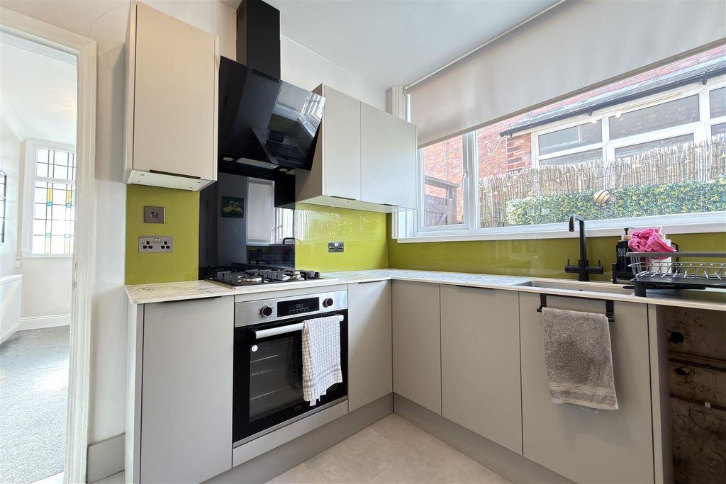 Property photo 3 of 17 Kitchen