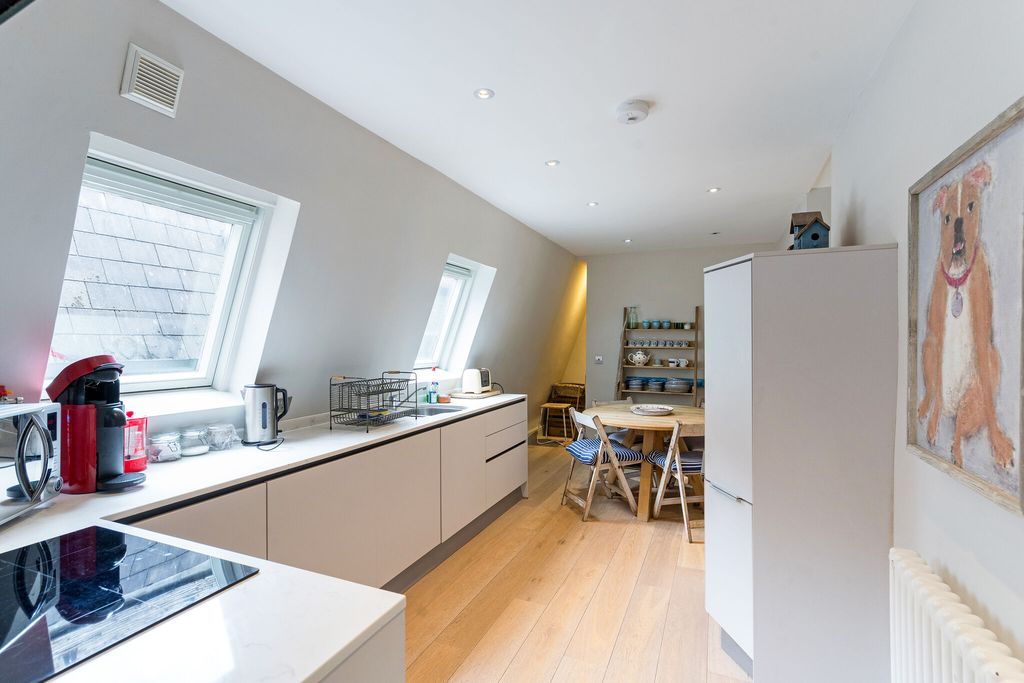 Property photo 3 of 9 Kicthen