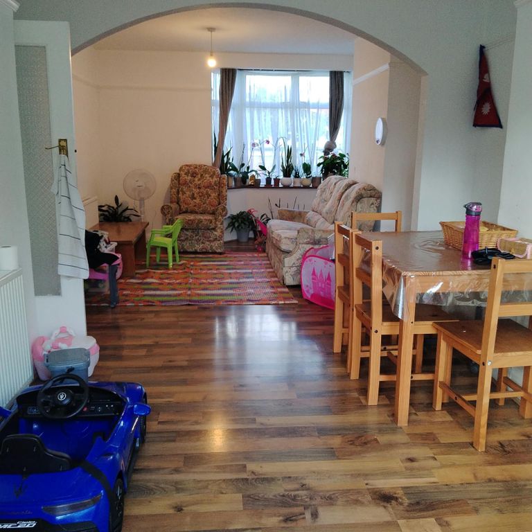 Property photo 2 of 10 3 Lyndhurst Rd Through Lounge
