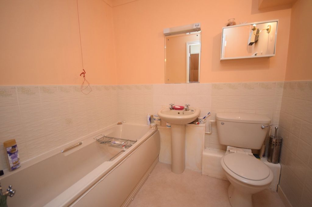 Property photo 3 of 7 Bathroom