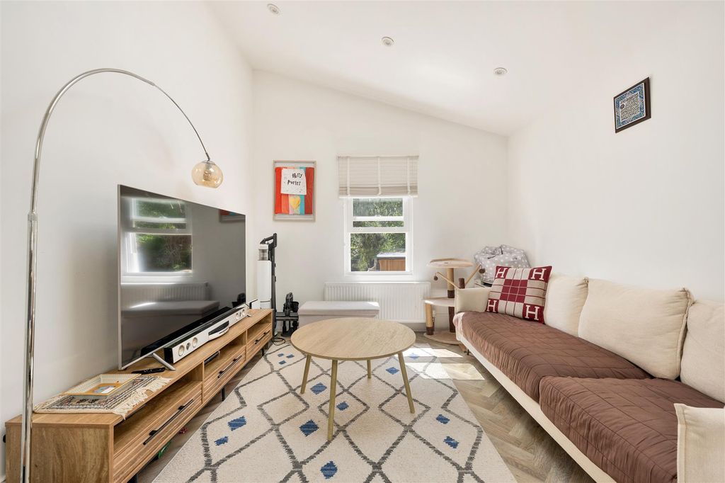 Property photo 2 of 18 Marlborough Road, E18