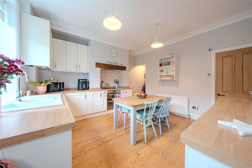 Property photo 2 of 23 Picture No. 15