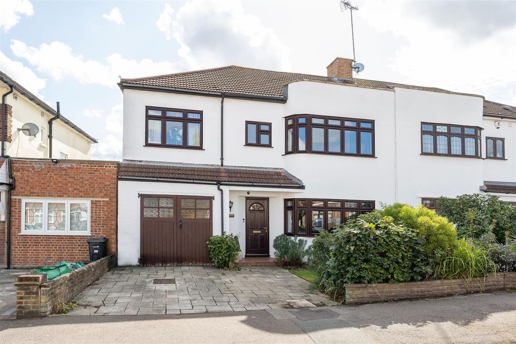 Property photo 1 of 34 Sherwood Avenue, E18