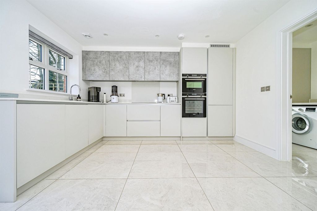 Property photo 3 of 26