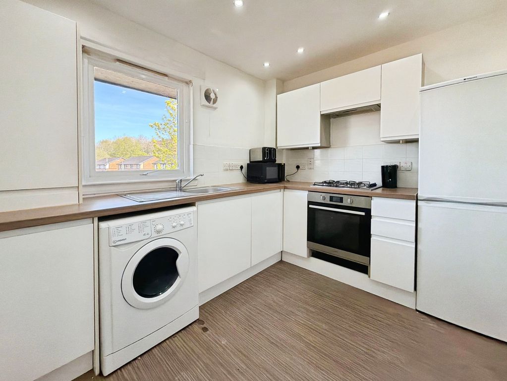 Property photo 2 of 11 Kitchen