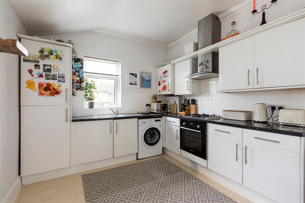 Property photo 3 of 27 Claude Road, E10