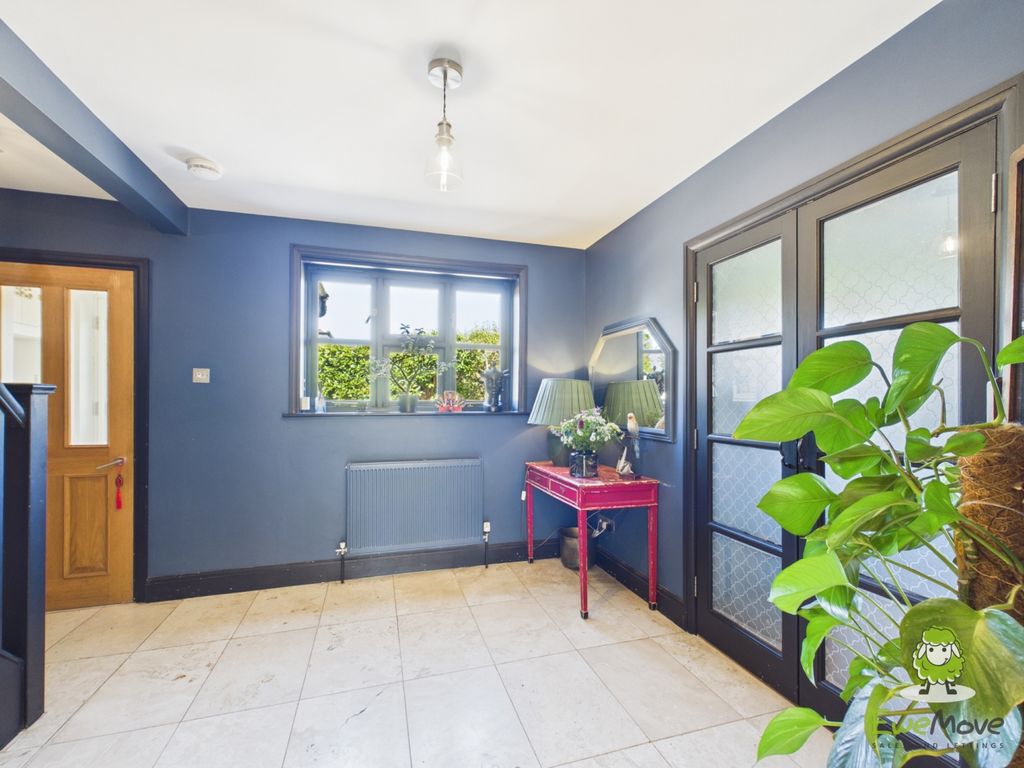 Property photo 3 of 44 Ewemove Estate Agents Basingstoke - 2 Olivers Cott