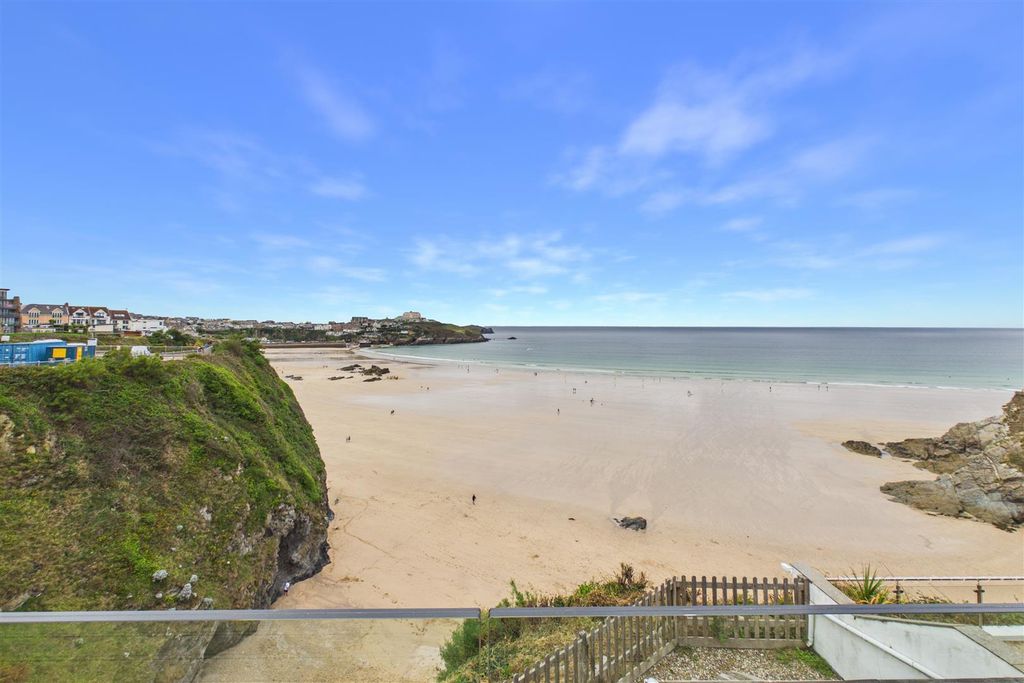 Property photo 1 of 9 First Floor Flat, 12A Cliff Road View