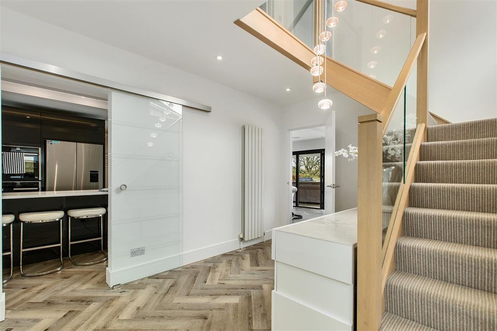 Property photo 2 of 29 16 Foalhurst Close (19).Jpg