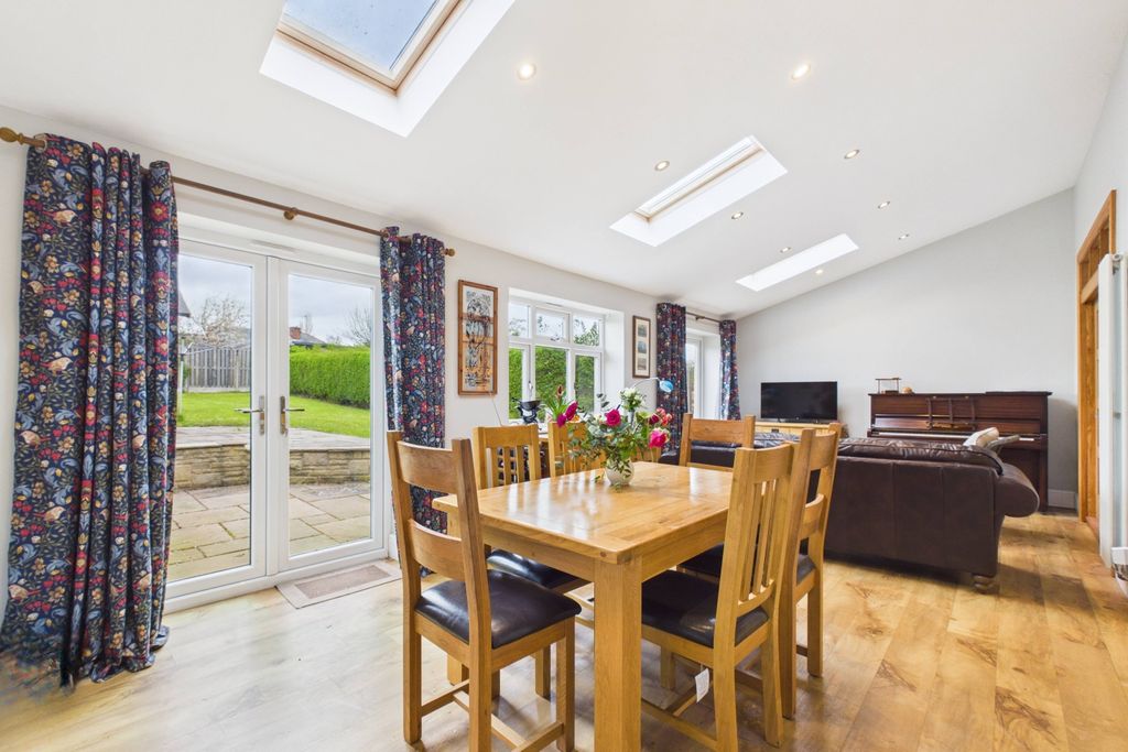 Property photo 2 of 31 Living Room