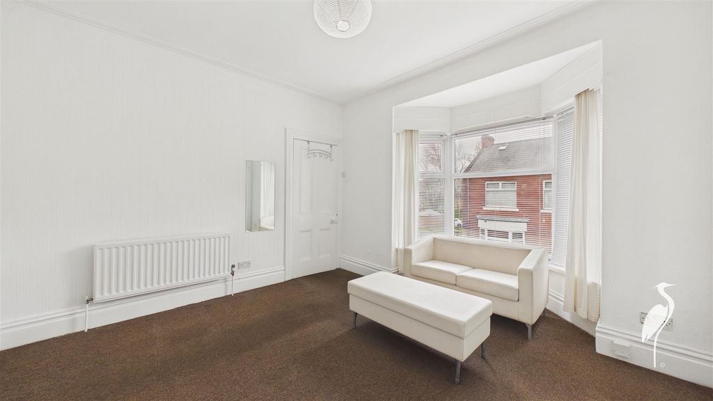 Property photo 3 of 9 Lounge