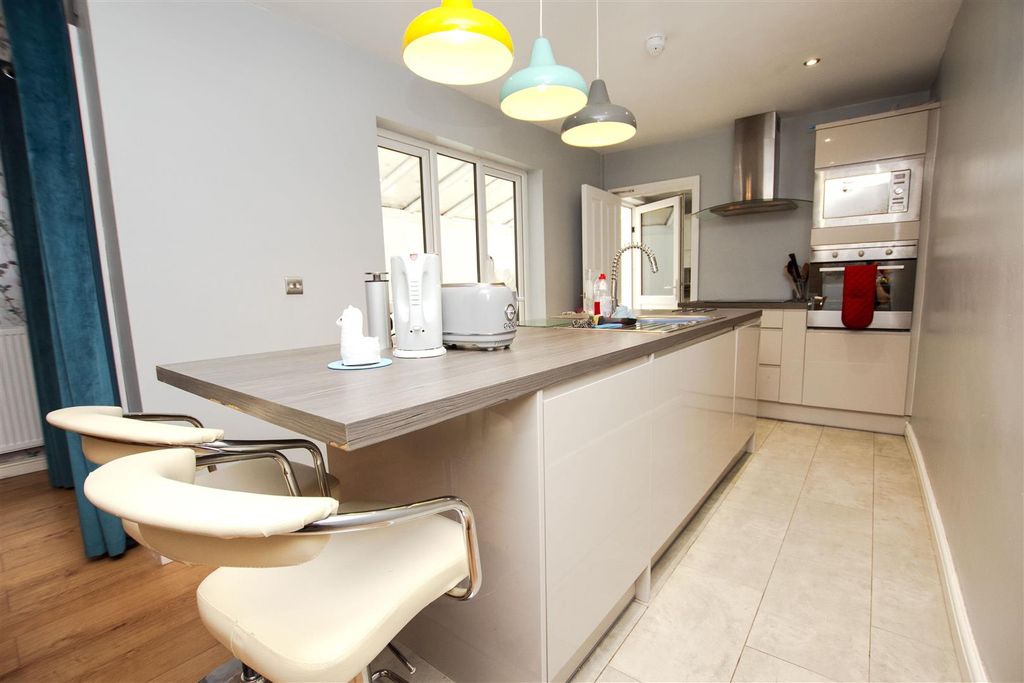 Property photo 3 of 14 Approach
