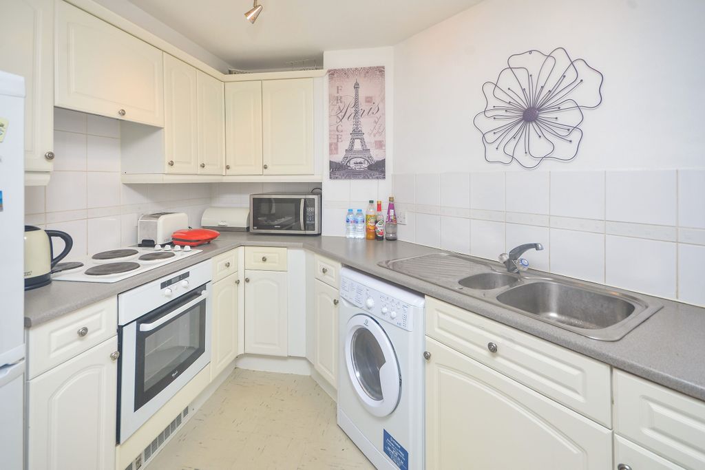 Property photo 3 of 6 Kitchen