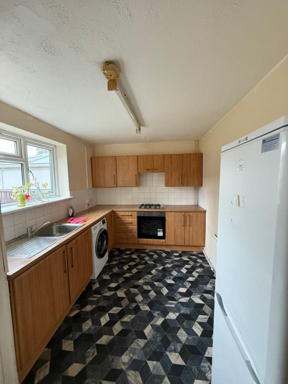 Property photo 3 of 6 Kitchen 1