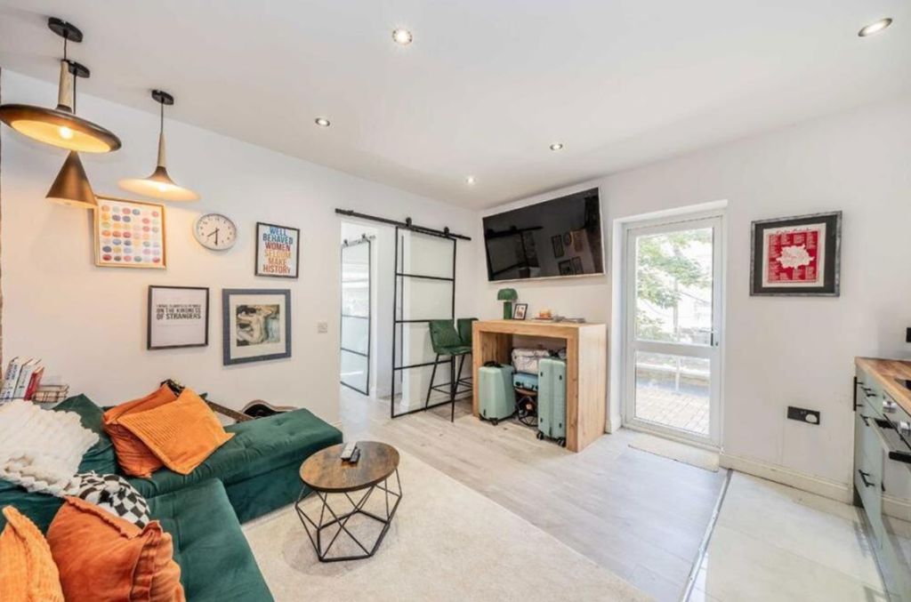 Property photo 1 of 11