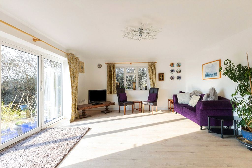 Property photo 3 of 11 Sitting Room