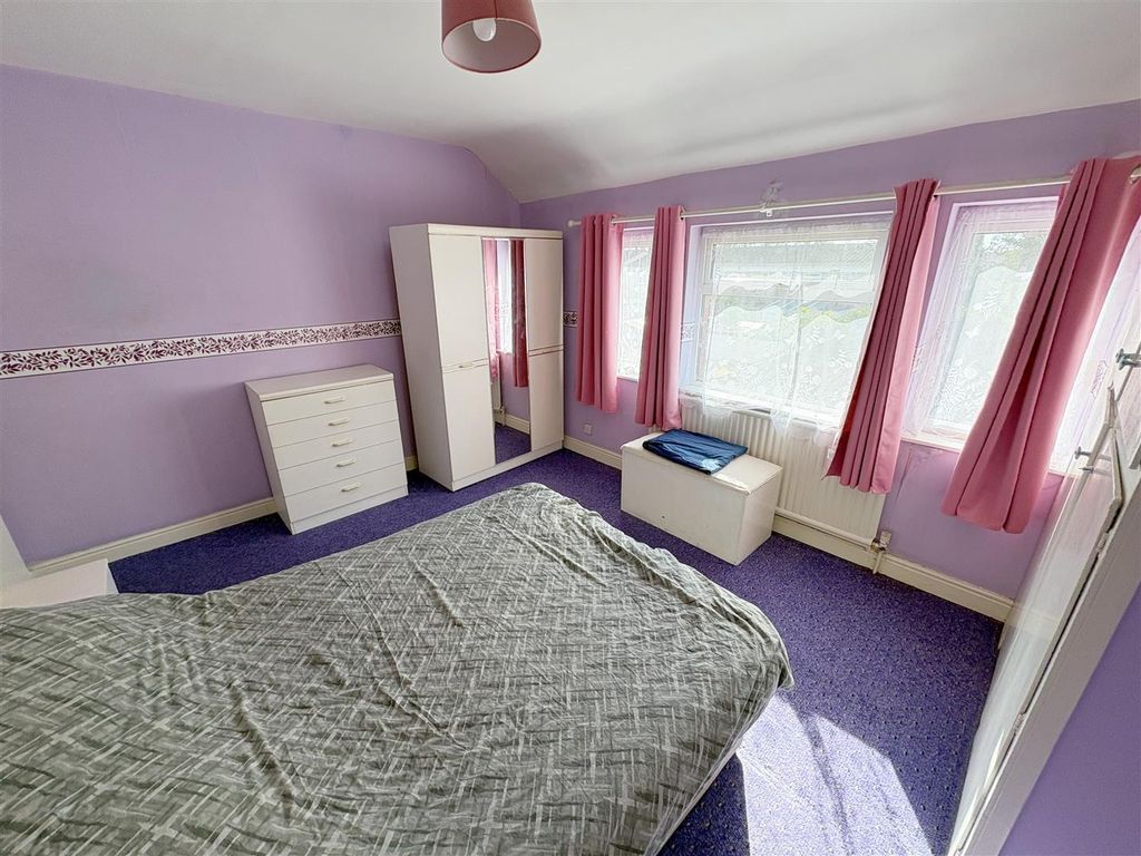 Property photo 3 of 20 Bedroom One (2).Jpg