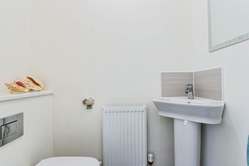 Property photo 3 of 20 Ground Floor WC