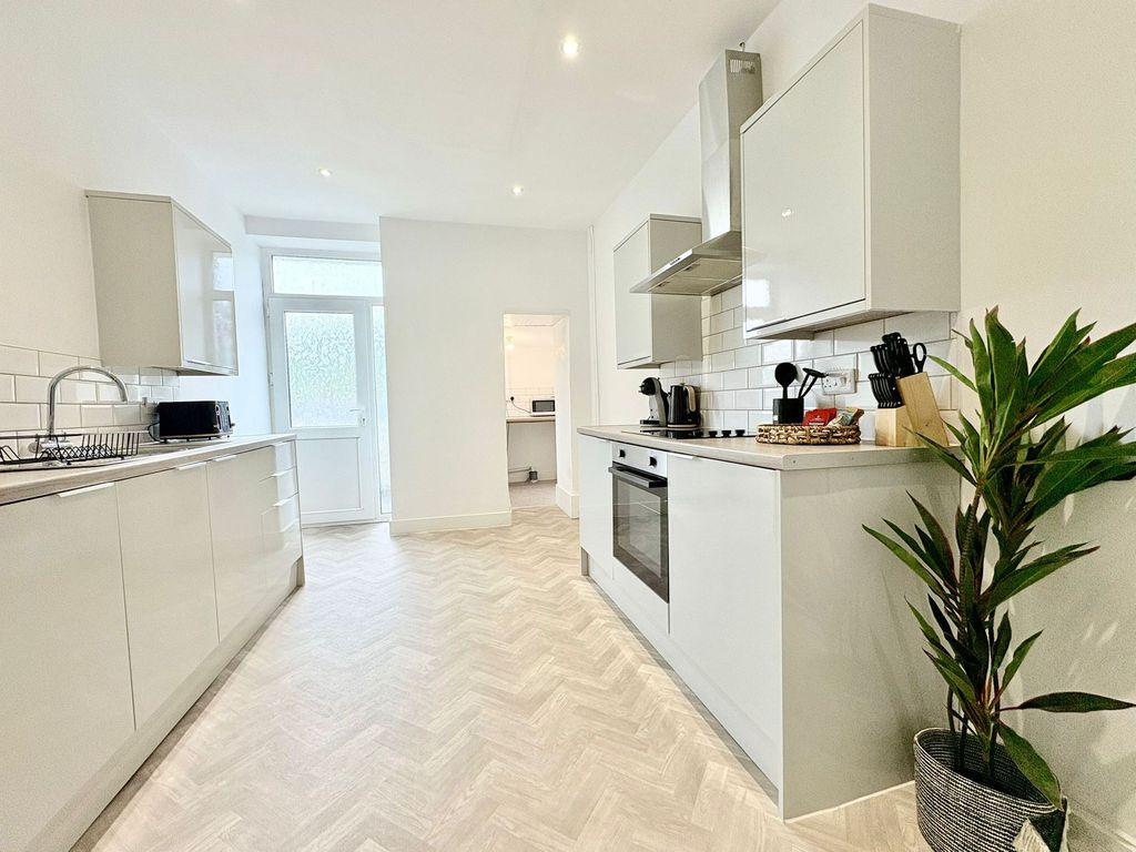 Property photo 3 of 33