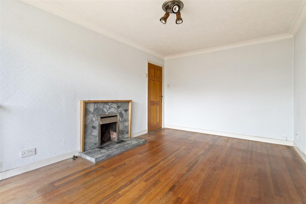 Property photo 3 of 16 Alfriston Road,3-011.Jpg