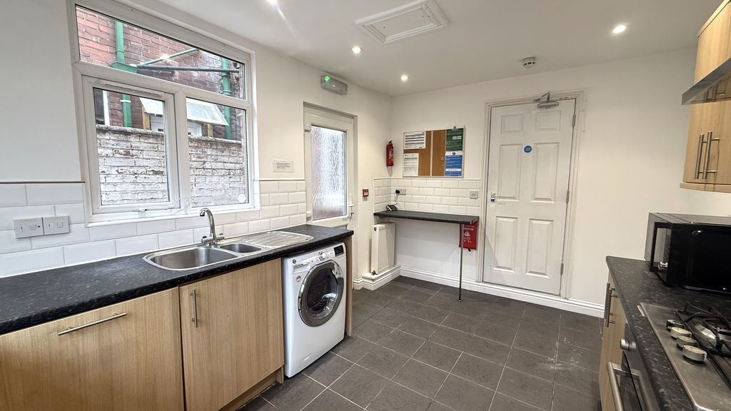 Property photo 3 of 9 Kitchen
