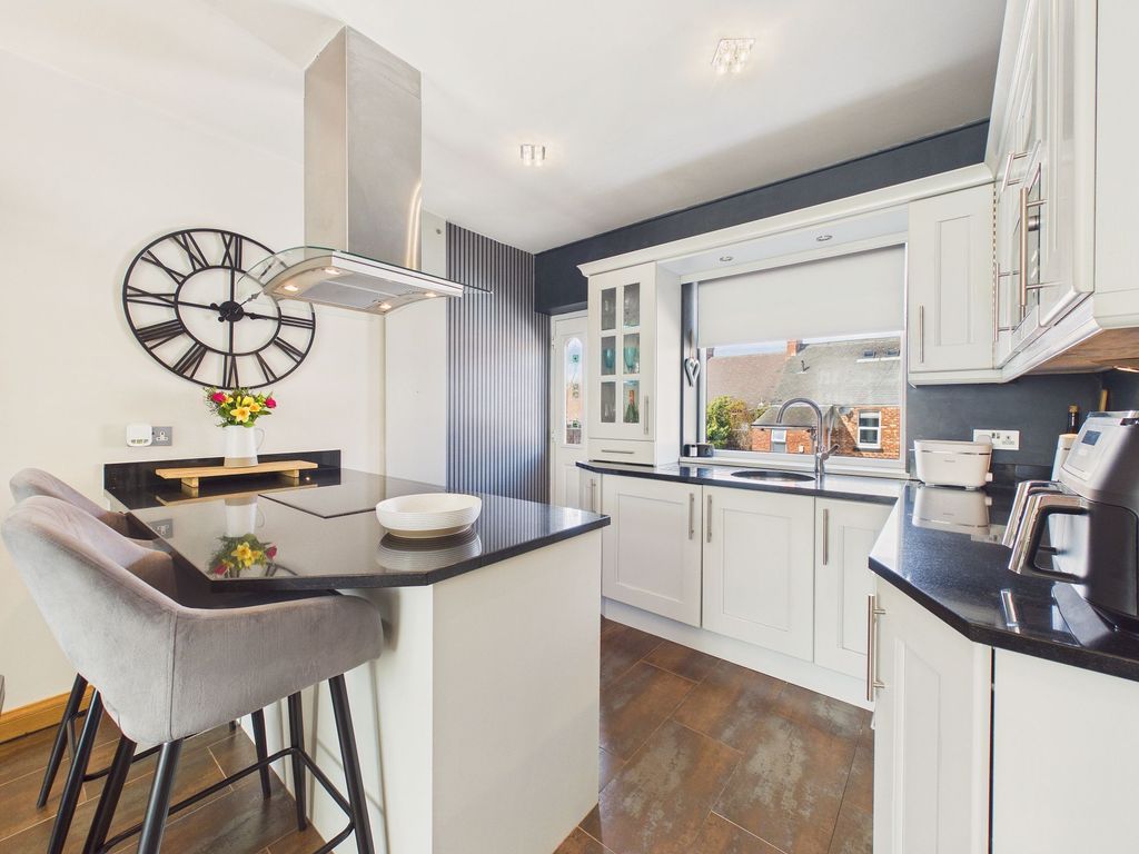 Property photo 3 of 11 Kitchen