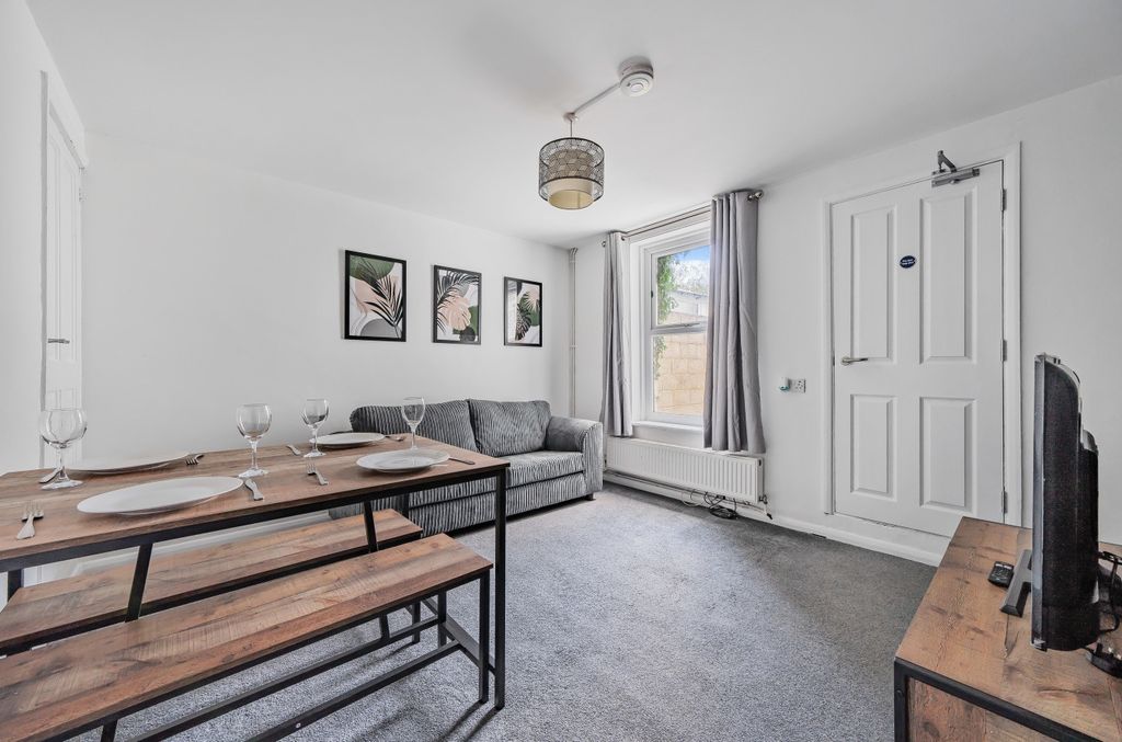 Property photo 3 of 18 Reception