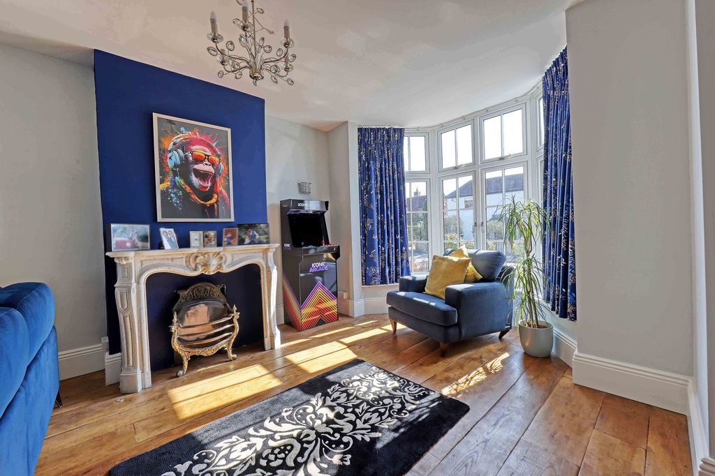 Property photo 2 of 27