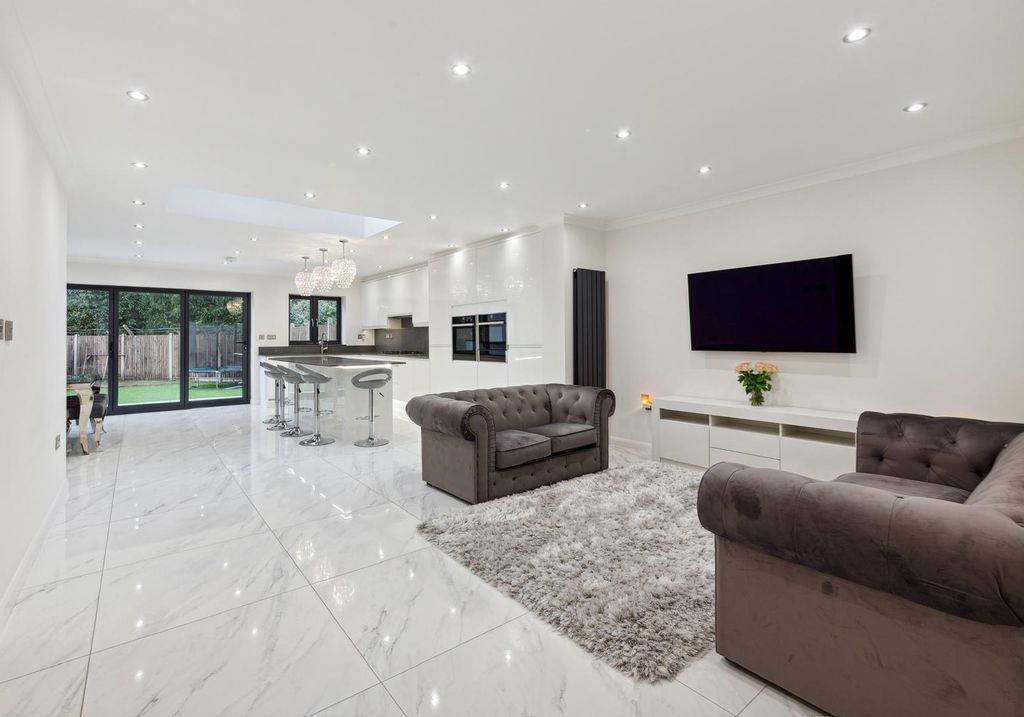 Property photo 1 of 16 Photo 5