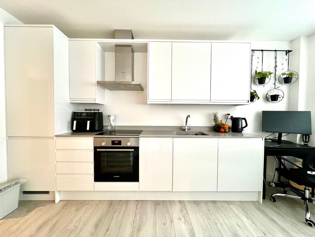 Property photo 3 of 11 Kitchen