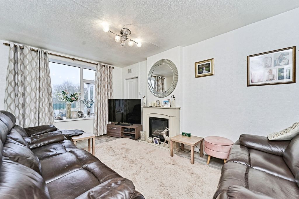 Property photo 2 of 12 Lounge